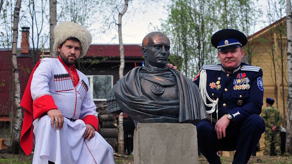 Władimir Putin jako cesarz. Pomnik stoi w Sankt Petersburgu. Wygląda na co, że ludzie pocierają jego głowę "na szczęście" 