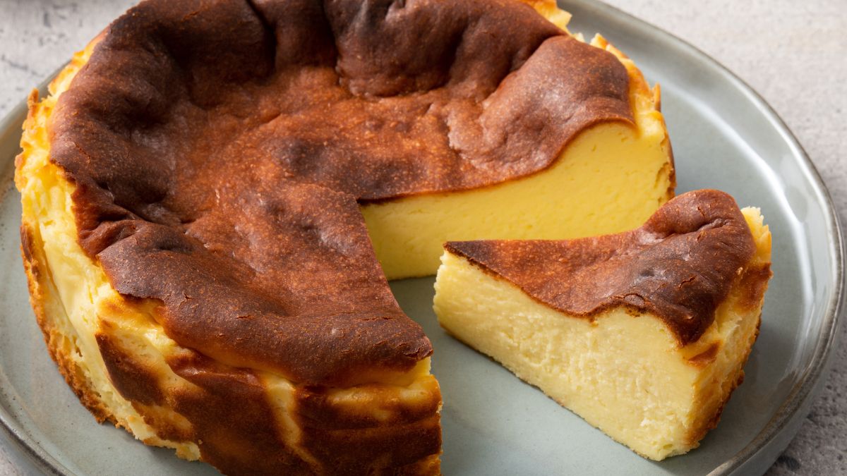 Oto sernik bez spodu, który nie opada i pozostaje puszysty