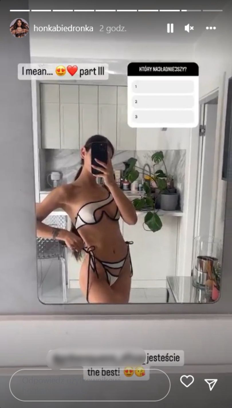 Honorata Skarbek eksponuje wyćwiczoną sylwetkę, pozując w bikini