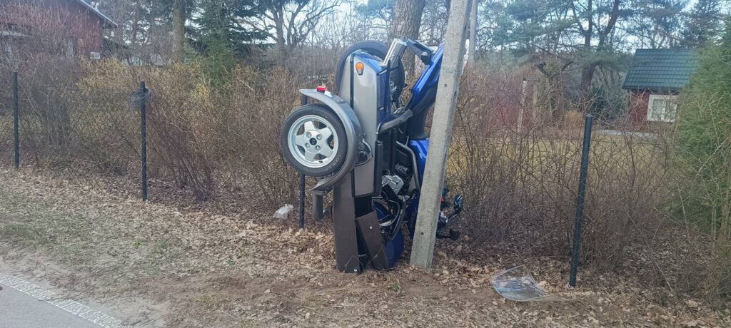 Motocyklista wypadł z drogi i uderzył w słup. Maszyna stanęła pionowo