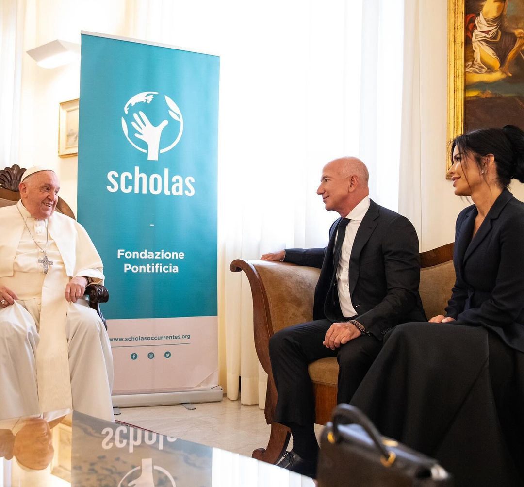 Jeff Bezos and Lauren Sanchez at a meeting with Pope Francis.