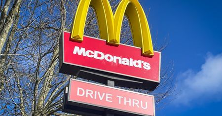 Był w Drive Thru McDonalds. Wpadł w furię i chwycił za broń