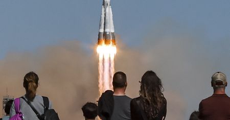 Rekordowa liczba turystów oglądała start Sojuza MS-27 z kosmodromu Bajkonur