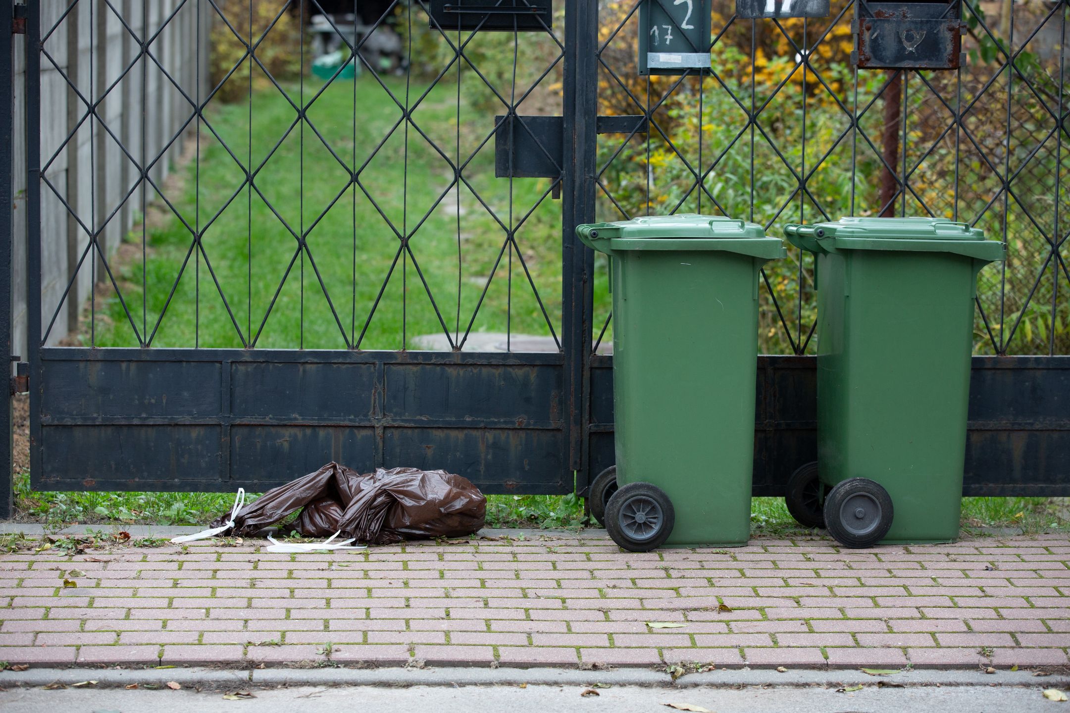 śmieci śmieciarka wywóz odpadów opłaty kontener śmietnik segregacja recykling