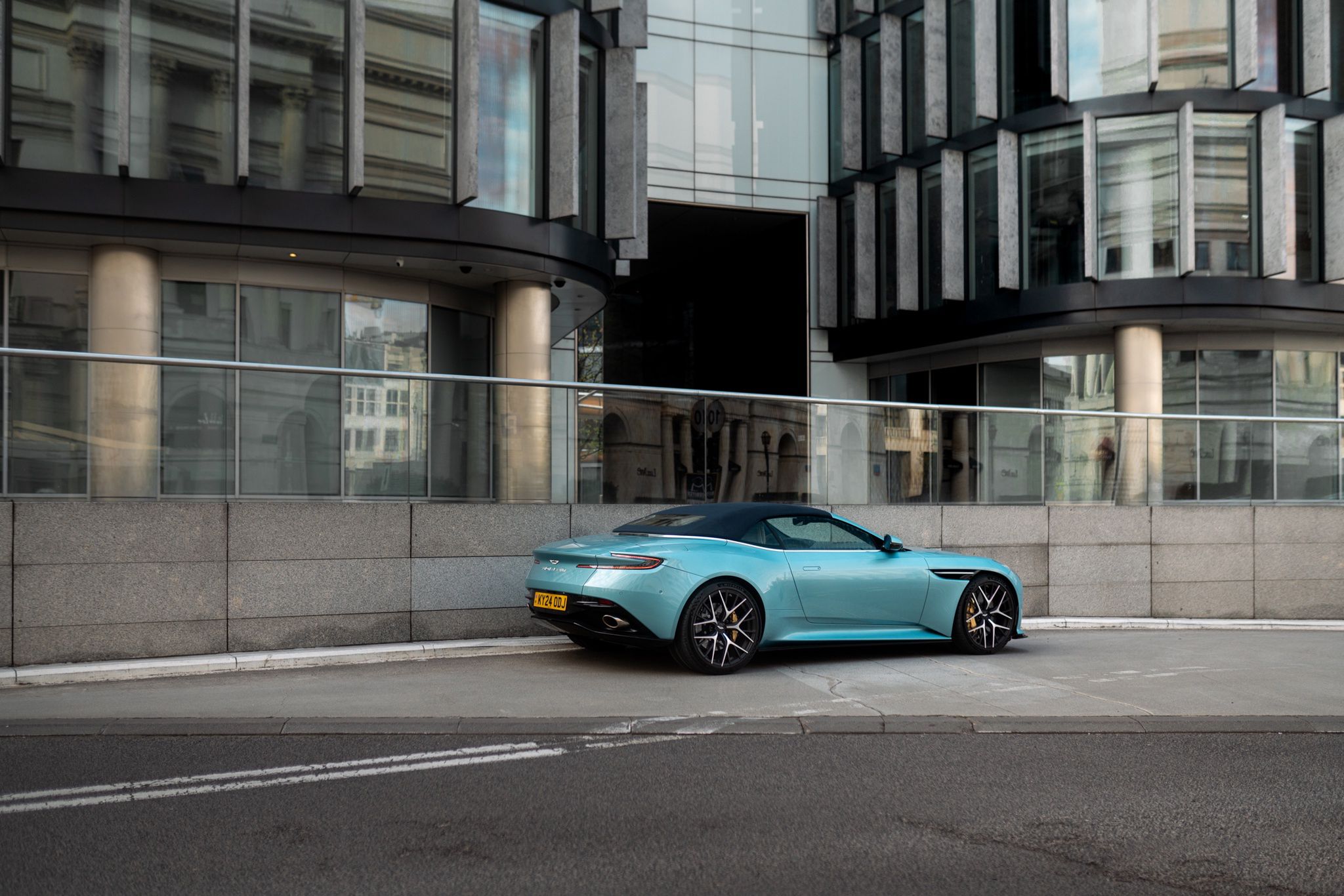Aston Martin DB12 Volante