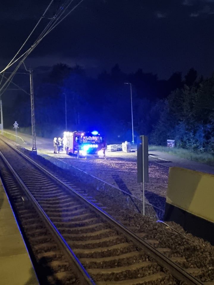 Strażacy interweniują do zalanego wejścia na peron przystanku Lublin-Zachód
