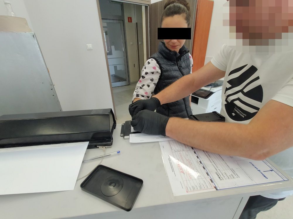Warszawa: Pijana zaatakowała policjantów i kopała w radiowóz. Zarzuty dla agresywnej kobiety