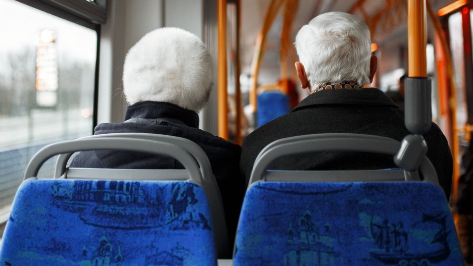 Seniorzy w autobusie