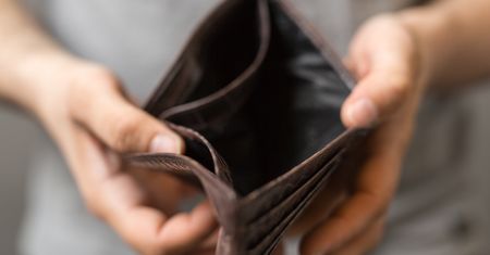 Pożyczył 500 złotych, komornik ściągnął sto razy tyle. Oto decyzja sądu