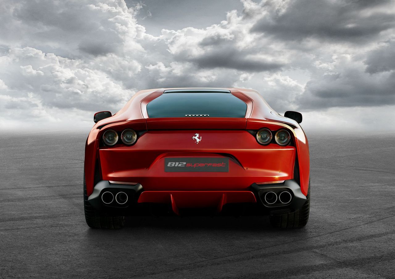 Ferrari zastosowało w 812 Superfast tzw. Virtual Short Wheelbase, czyli nic innego, jak system skrętnych kół tylnych.