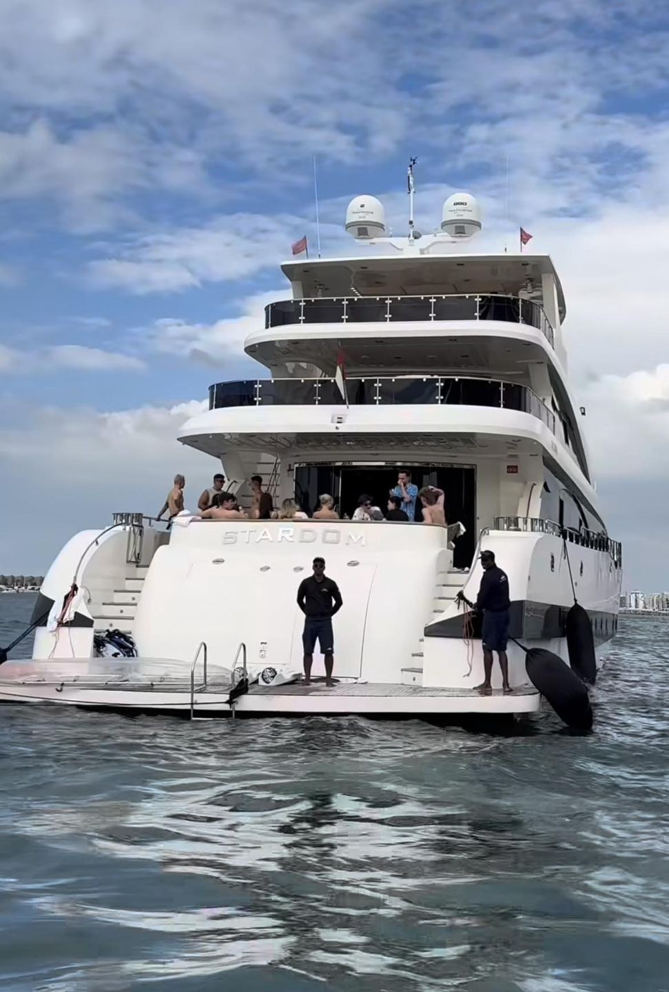 Friz świętował 28. urodziny na luksusowym jachcie w Dubaju