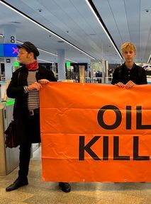 "Ropa Zabija". Aktywiści klimatyczni wstrzymali ruch na lotnisku