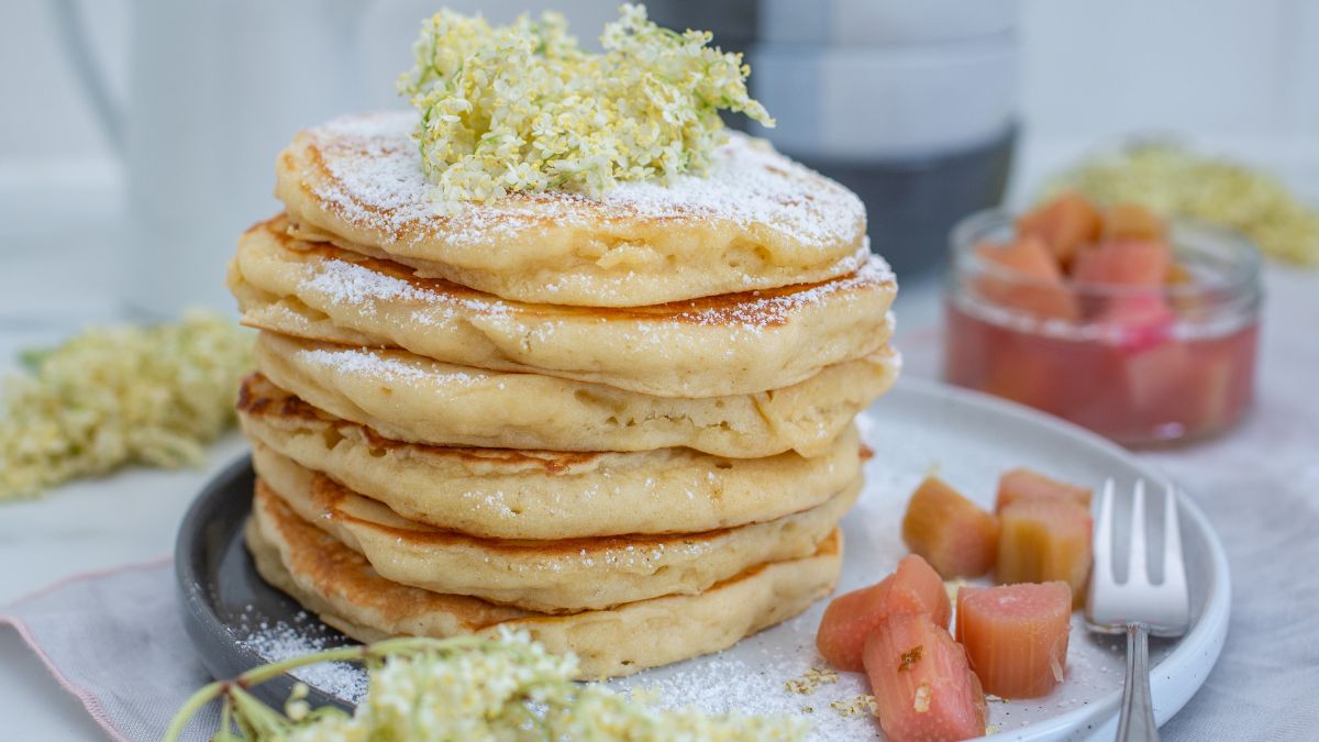 Racuchy z rabarbarem - pyszny pomysł na śniadanie