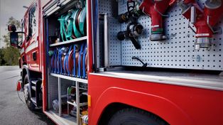 Bytom: Poranny pożar domu. Płonął dach w Miechowicach. Ogień przeniósł się na drugi budynek