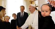 Donald Tusk chwali się zdjęciem z papieżem Franciszkiem: "Właśnie przedstawiam SWOJĄ WNUCZKĘ"