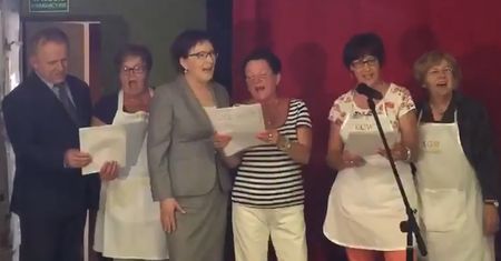 Ewa Kopacz śpiewa z kołem gospodyń wiejskich
