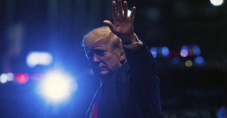 Przeszukanie u Trumpa. "Szukali dokumentów związanych z bronią jądrową"
