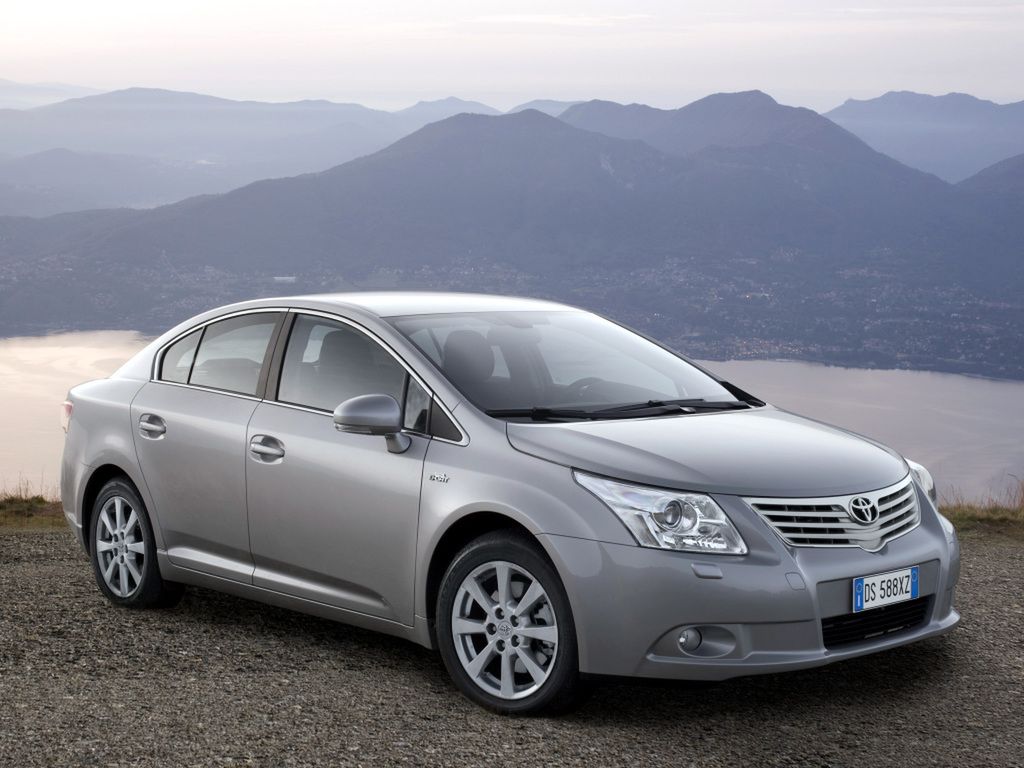 Toyota Avensis III przed liftingiem w 2011 roku