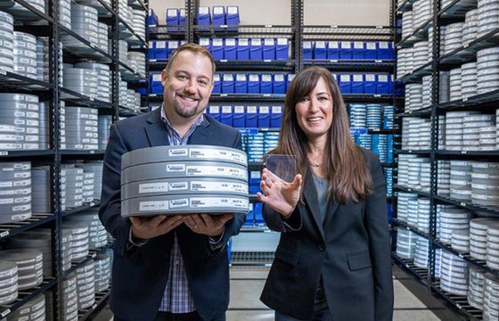 Microsoft pokazuje nowy sposób przechowywania danych. Cały „Superman” na szklanej płytce