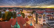 Sopot. Protest branży rozrywkowej. W oknach znicze, w głośnikach marsz żałobny