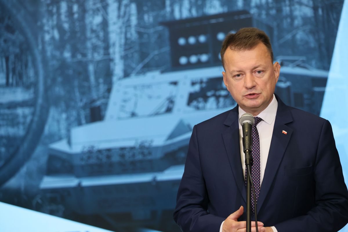Minister obrony narodowej Mariusz Błaszczak podczas uroczystego zatwierdzenia umowy na dostawę niszczycieli czołgów Ottokar Brzoza dla Wojska Polskiego