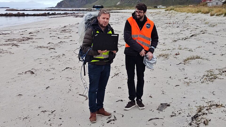 Satellite communication testing kit for pedestrians