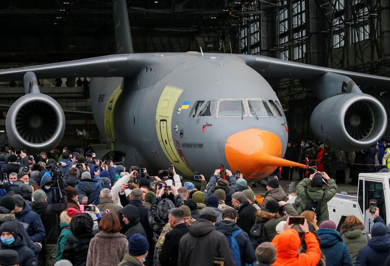 Ukraiński prototypowy samolot An-178-100R, jedyny taki na świecie, został przebazowany do Bydgoszczy w 2024 r.