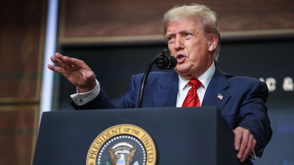 Trump establishes task force to prepare for 2028 Olympics in Los Angeles
epa12285205 U.S. President Donald Trump takes questions after signing an executive order establishing a task force to oversee the Los Angeles 2028 Olympic Games in the South Court Auditorium of the White House, in Washington, DC, USA, 05 August 2025. The task force will assist in coordination between officials with the city of Los Angeles, LA28, and the federal government as they prepare for the 2028 Olympic Games.  EPA/SAMUEL CORUM / POOL 
Dostawca: PAP/EPA.
SAMUEL CORUM / POOL
2028 Olympics, presser, trump