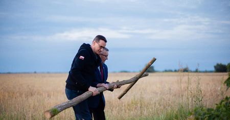 Morawiecki przybył wczesnym rankiem. Wkopał drewniany krzyż