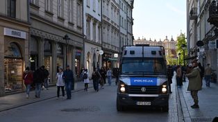 Starachowiccy policjanci zatrzymali mężczyznę, który korzystał z cudzej karty bankomatowej