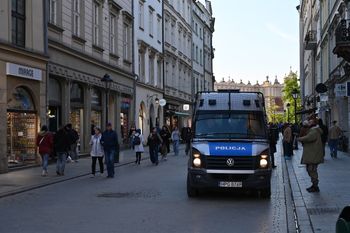 Starachowiccy policjanci zatrzymali mężczyznę, który korzystał z cudzej karty bankomatowej