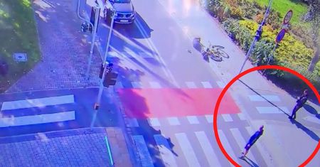 Auto potrąciło 74-latka na rowerze. Szokujące zachowanie gapiów [WIDEO]
