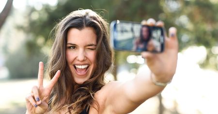 Tanie smartfony Samsunga nie potrzebują czujnika światła, wystarczy im „selfie” właściciela