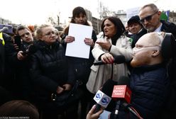 Padły ostre słowa. "Jest pan żenujący". Protest przed Sejmem