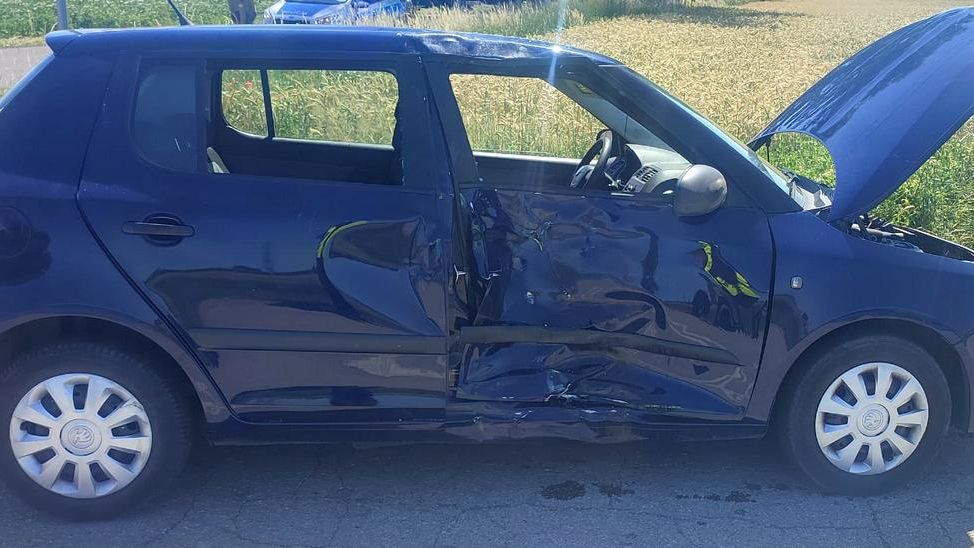 Motocykl zderzył się z autem osobowym. Jedna osoba zginęła