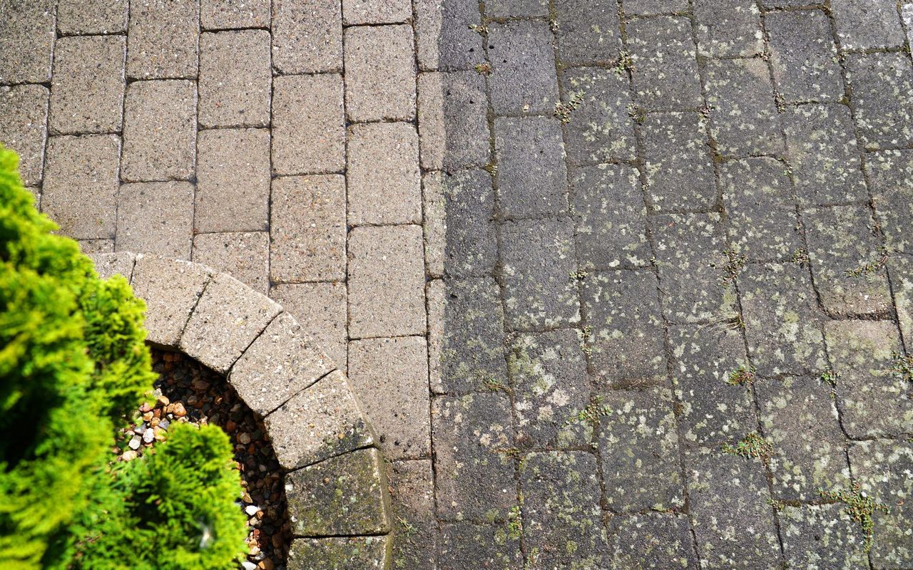 Wylej na kostkę brukową. Tani i lepszy sposób od myjki ciśnieniowej