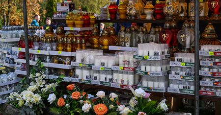 Wszystkich Świętych 2023. Ceny pod cmentarzami w górę. Sprzedawcy bezradni