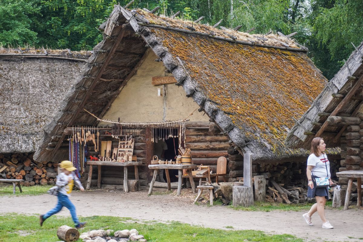 Biskupin to wyjątkowy skansen. Zlokalizowany jest na terenie województwa kujawsko-pomorskiego