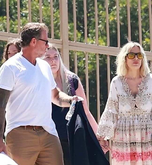 Tori Spelling i jej eksmąż na ceremonii zakończenia szkoły córki