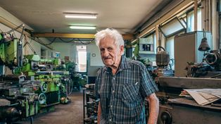 Ma 100 lat i nadal prowadzi warsztat. Pan Wacław pracuje od 14. roku życia
