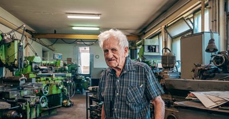 Ma 100 lat i nadal prowadzi warsztat. Pan Wacław pracuje od 14. roku życia
