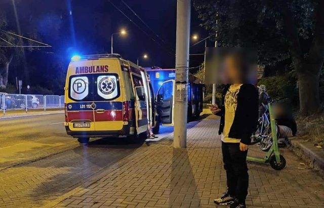 Wsiadając do autobusu stracił równowagę i wpadł pod pojazd. Był tak pijany, że usnął w karetce (zdjęcia)