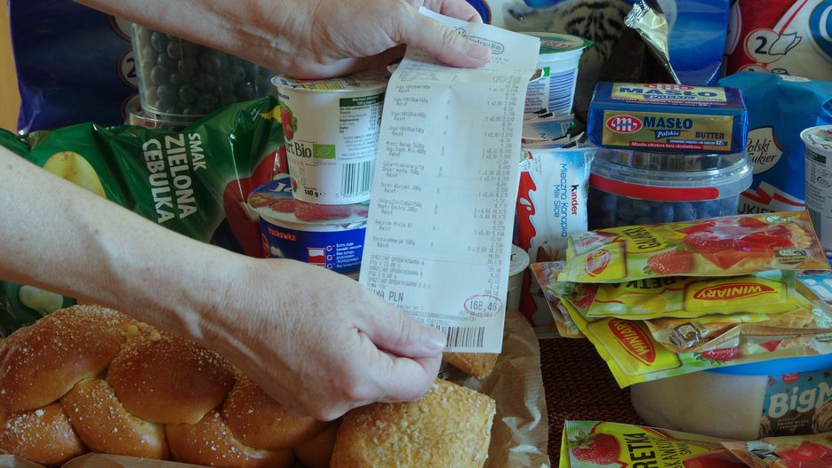 Na zdjęciu zakupy spożywcze dokonane w popularnej sieci wraz z paragonem fiskalnym