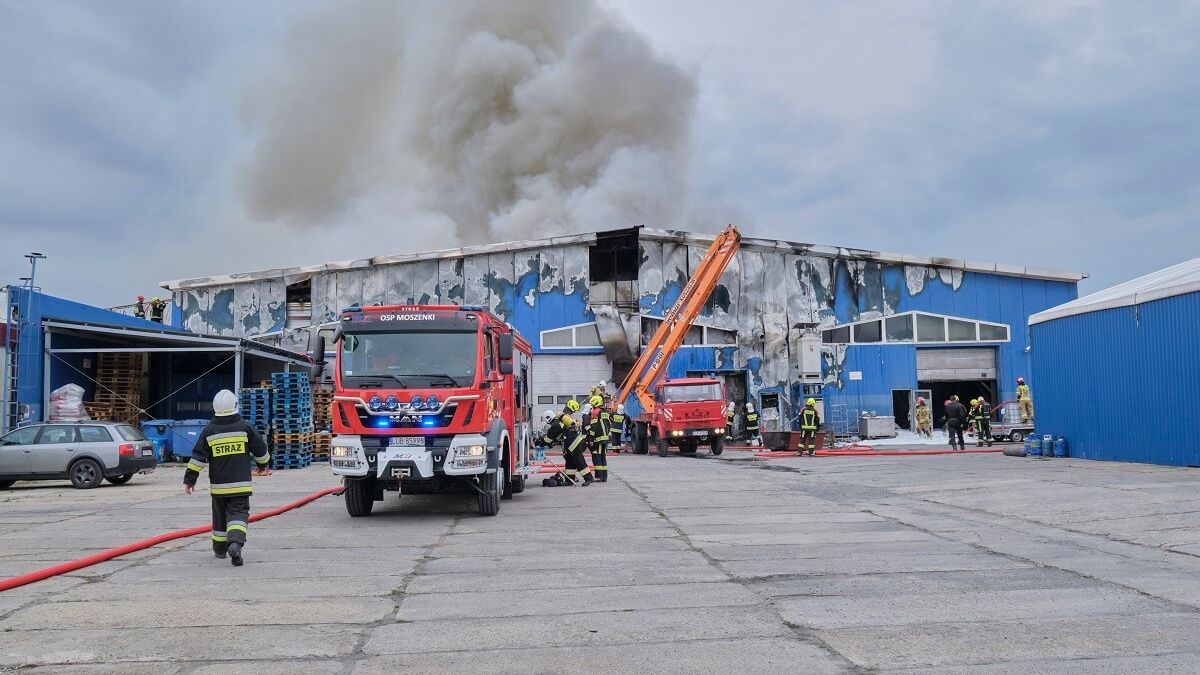 Pożar hali magazynowej w Piotrawinie, gmina Jastków