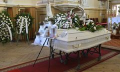 Matka z córką zginęły w Narwi. Szloch na pogrzebie koło Pułtuska