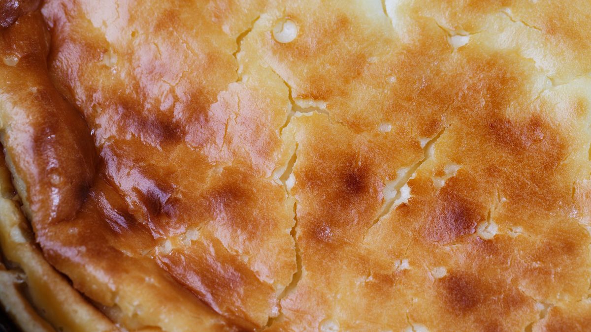 Poznaj powody, dla których sernik opada i pęka