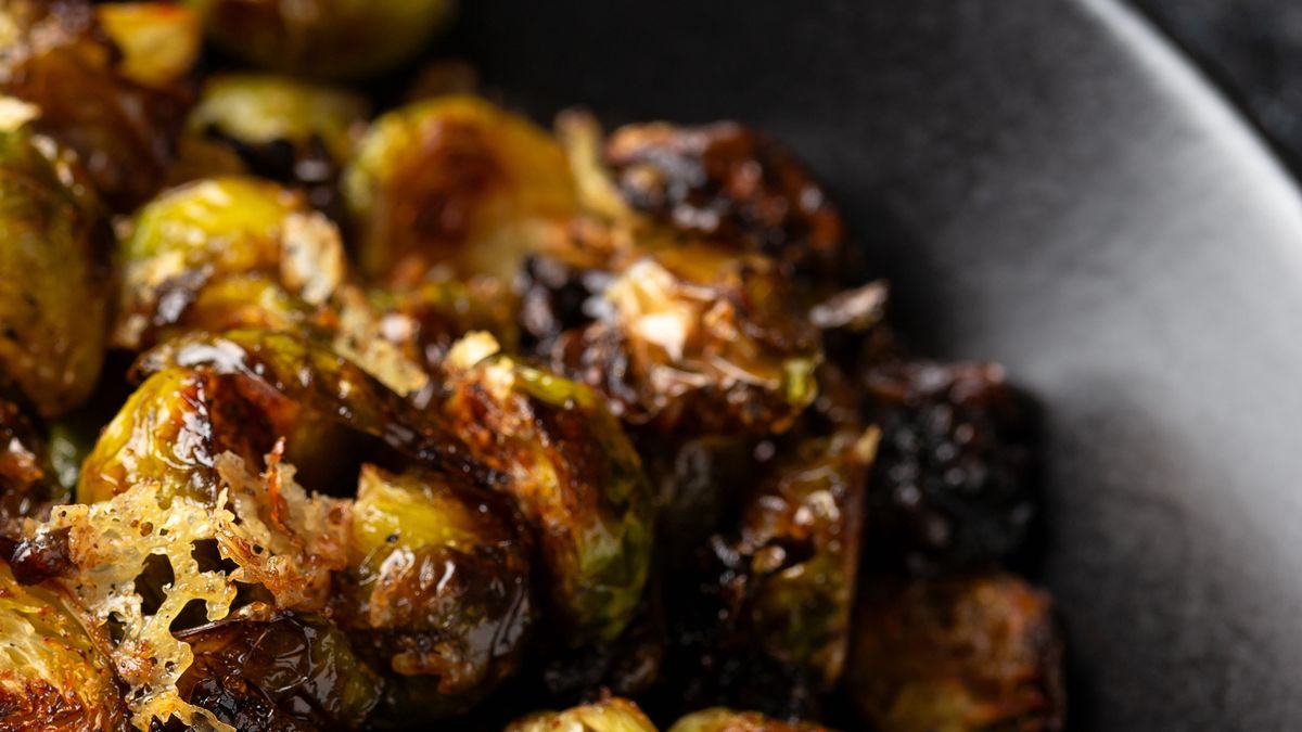 Pieczona brukselka z czosnkiem i parmezanem