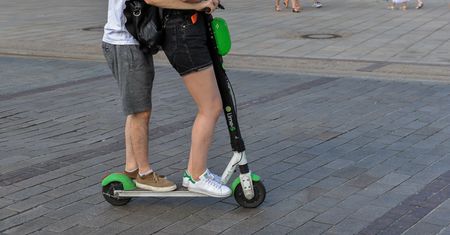 Pijani pędzą na hulajnogach. Posypały się mandaty