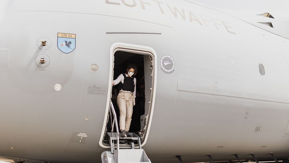 Ministra spraw zagranicznych Niemiec  Annalena Baerbock wysiada z samolotu niemieckich sił zbrojnych. Zdjęcie ilustracyjne