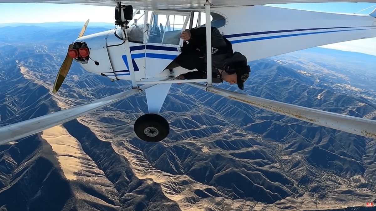 Głupota influencera. Zniszczył samoloty tylko po to, by nagrać film na YouTube 1